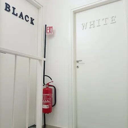 Pensionat Newhouse Black & White Modugno